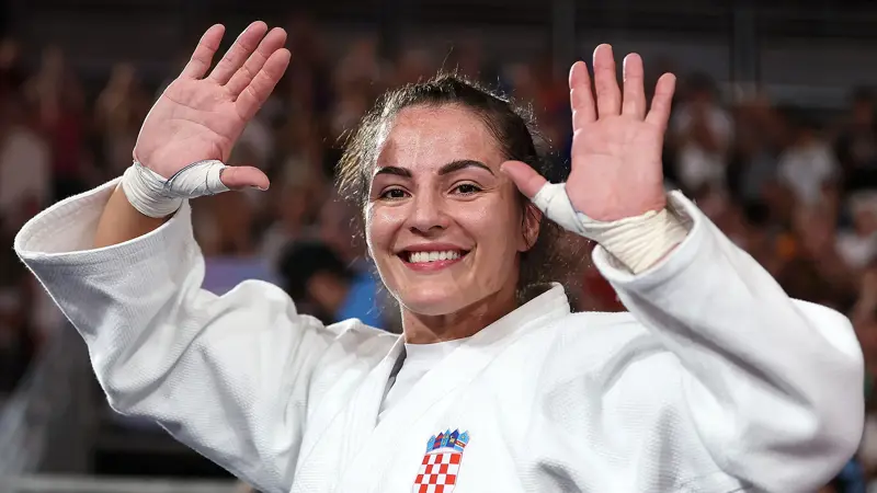 柔道の女王、バーバラ・マティッチ。, パリ五輪では女子70kg級で優勝。, 幼い頃から柔道を始め、すぐに自分の才能に気づいた。, 若い頃、彼女は出場したほぼすべての大会で優勝した。, 多くの功績を残している。, 夏季オリンピックには3回出場し、パリ大会では金メダルを獲得した。, ジョバンニ・チェルノゴラズとともに旗手を務めた。, 2021年から2023年にかけての世界柔道選手権でも3つのメダルを獲得している。, 2014年から2024年の間に欧州柔道選手権で獲得したメダル5個。, 2019年にミンスクで開催された第2回ヨーロッパ大会では銅メダルを獲得した。, ソーシャルメディア上では、日々彼女を応援する多くのファンがいる。