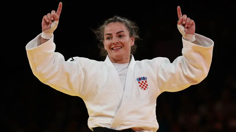 柔道の女王、バーバラ・マティッチ。, パリ五輪では女子70kg級で優勝。, 幼い頃から柔道を始め、すぐに自分の才能に気づいた。, 若い頃、彼女は出場したほぼすべての大会で優勝した。, 多くの功績を残している。, 夏季オリンピックには3回出場し、パリ大会では金メダルを獲得した。, ジョバンニ・チェルノゴラズとともに旗手を務めた。, 2021年から2023年にかけての世界柔道選手権でも3つのメダルを獲得している。, 2014年から2024年の間に欧州柔道選手権で獲得したメダル5個。, 2019年にミンスクで開催された第2回ヨーロッパ大会では銅メダルを獲得した。, ソーシャルメディア上では、日々彼女を応援する多くのファンがいる。