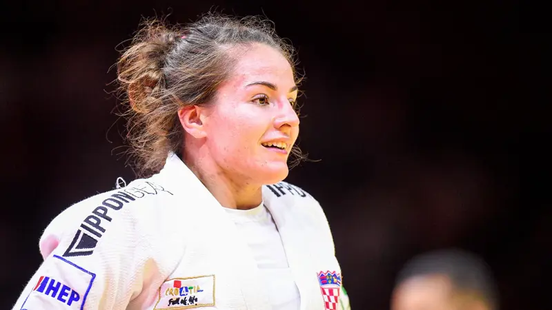 柔道の女王、バーバラ・マティッチ。, パリ五輪では女子70kg級で優勝。, 幼い頃から柔道を始め、すぐに自分の才能に気づいた。, 若い頃、彼女は出場したほぼすべての大会で優勝した。, 多くの功績を残している。, 夏季オリンピックには3回出場し、パリ大会では金メダルを獲得した。, ジョバンニ・チェルノゴラズとともに旗手を務めた。, 2021年から2023年にかけての世界柔道選手権でも3つのメダルを獲得している。, 2014年から2024年の間に欧州柔道選手権で獲得したメダル5個。, 2019年にミンスクで開催された第2回ヨーロッパ大会では銅メダルを獲得した。, ソーシャルメディア上では、日々彼女を応援する多くのファンがいる。