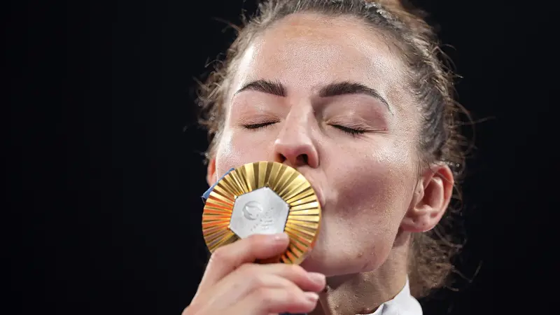 柔道の女王、バーバラ・マティッチ。, パリ五輪では女子70kg級で優勝。, 幼い頃から柔道を始め、すぐに自分の才能に気づいた。, 若い頃、彼女は出場したほぼすべての大会で優勝した。, 多くの功績を残している。, 夏季オリンピックには3回出場し、パリ大会では金メダルを獲得した。, ジョバンニ・チェルノゴラズとともに旗手を務めた。, 2021年から2023年にかけての世界柔道選手権でも3つのメダルを獲得している。, 2014年から2024年の間に欧州柔道選手権で獲得したメダル5個。, 2019年にミンスクで開催された第2回ヨーロッパ大会では銅メダルを獲得した。, ソーシャルメディア上では、日々彼女を応援する多くのファンがいる。