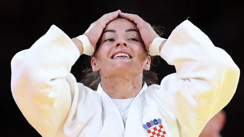 柔道の女王、バーバラ・マティッチ。, パリ五輪では女子70kg級で優勝。, 幼い頃から柔道を始め、すぐに自分の才能に気づいた。, 若い頃、彼女は出場したほぼすべての大会で優勝した。, 多くの功績を残している。, 夏季オリンピックには3回出場し、パリ大会では金メダルを獲得した。, ジョバンニ・チェルノゴラズとともに旗手を務めた。, 2021年から2023年にかけての世界柔道選手権でも3つのメダルを獲得している。, 2014年から2024年の間に欧州柔道選手権で獲得したメダル5個。, 2019年にミンスクで開催された第2回ヨーロッパ大会では銅メダルを獲得した。, ソーシャルメディア上では、日々彼女を応援する多くのファンがいる。