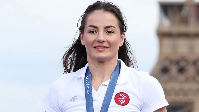 柔道の女王、バーバラ・マティッチ。, パリ五輪では女子70kg級で優勝。, 幼い頃から柔道を始め、すぐに自分の才能に気づいた。, 若い頃、彼女は出場したほぼすべての大会で優勝した。, 多くの功績を残している。, 夏季オリンピックには3回出場し、パリ大会では金メダルを獲得した。, ジョバンニ・チェルノゴラズとともに旗手を務めた。, 2021年から2023年にかけての世界柔道選手権でも3つのメダルを獲得している。, 2014年から2024年の間に欧州柔道選手権で獲得したメダル5個。, 2019年にミンスクで開催された第2回ヨーロッパ大会では銅メダルを獲得した。, ソーシャルメディア上では、日々彼女を応援する多くのファンがいる。