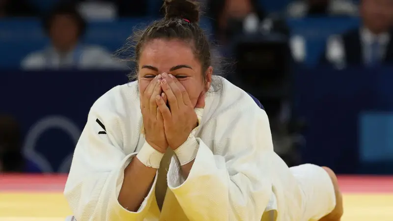 柔道の女王、バーバラ・マティッチ。, パリ五輪では女子70kg級で優勝。, 幼い頃から柔道を始め、すぐに自分の才能に気づいた。, 若い頃、彼女は出場したほぼすべての大会で優勝した。, 多くの功績を残している。, 夏季オリンピックには3回出場し、パリ大会では金メダルを獲得した。, ジョバンニ・チェルノゴラズとともに旗手を務めた。, 2021年から2023年にかけての世界柔道選手権でも3つのメダルを獲得している。, 2014年から2024年の間に欧州柔道選手権で獲得したメダル5個。, 2019年にミンスクで開催された第2回ヨーロッパ大会では銅メダルを獲得した。, ソーシャルメディア上では、日々彼女を応援する多くのファンがいる。