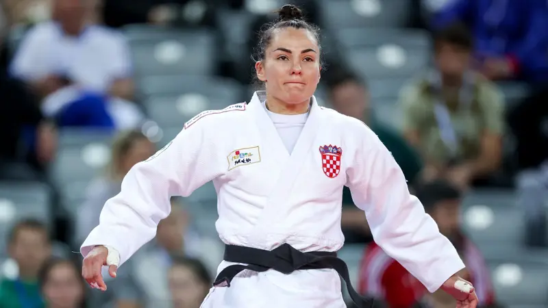 柔道の女王、バーバラ・マティッチ。, パリ五輪では女子70kg級で優勝。, 幼い頃から柔道を始め、すぐに自分の才能に気づいた。, 若い頃、彼女は出場したほぼすべての大会で優勝した。, 多くの功績を残している。, 夏季オリンピックには3回出場し、パリ大会では金メダルを獲得した。, ジョバンニ・チェルノゴラズとともに旗手を務めた。, 2021年から2023年にかけての世界柔道選手権でも3つのメダルを獲得している。, 2014年から2024年の間に欧州柔道選手権で獲得したメダル5個。, 2019年にミンスクで開催された第2回ヨーロッパ大会では銅メダルを獲得した。, ソーシャルメディア上では、日々彼女を応援する多くのファンがいる。