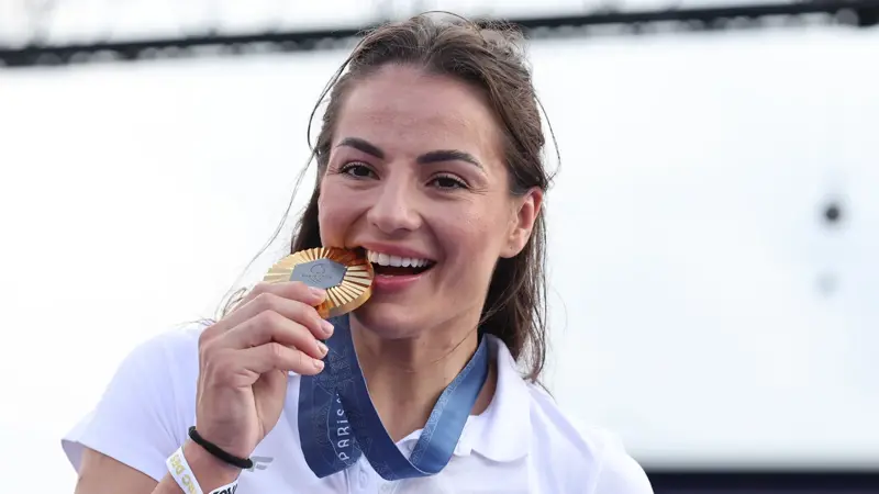 柔道の女王、バーバラ・マティッチ。, パリ五輪では女子70kg級で優勝。, 幼い頃から柔道を始め、すぐに自分の才能に気づいた。, 若い頃、彼女は出場したほぼすべての大会で優勝した。, 多くの功績を残している。, 夏季オリンピックには3回出場し、パリ大会では金メダルを獲得した。, ジョバンニ・チェルノゴラズとともに旗手を務めた。, 2021年から2023年にかけての世界柔道選手権でも3つのメダルを獲得している。, 2014年から2024年の間に欧州柔道選手権で獲得したメダル5個。, 2019年にミンスクで開催された第2回ヨーロッパ大会では銅メダルを獲得した。, ソーシャルメディア上では、日々彼女を応援する多くのファンがいる。