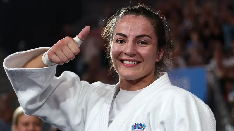 柔道の女王、バーバラ・マティッチ。, パリ五輪では女子70kg級で優勝。, 幼い頃から柔道を始め、すぐに自分の才能に気づいた。, 若い頃、彼女は出場したほぼすべての大会で優勝した。, 多くの功績を残している。, 夏季オリンピックには3回出場し、パリ大会では金メダルを獲得した。, ジョバンニ・チェルノゴラズとともに旗手を務めた。, 2021年から2023年にかけての世界柔道選手権でも3つのメダルを獲得している。, 2014年から2024年の間に欧州柔道選手権で獲得したメダル5個。, 2019年にミンスクで開催された第2回ヨーロッパ大会では銅メダルを獲得した。, ソーシャルメディア上では、日々彼女を応援する多くのファンがいる。