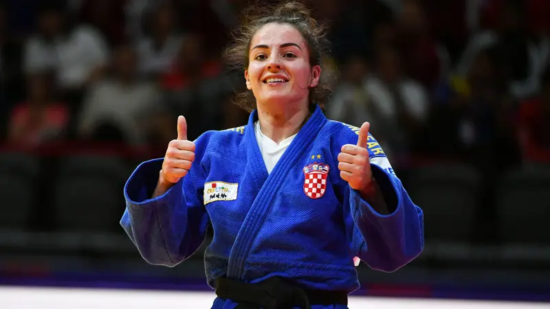 柔道の女王、バーバラ・マティッチ。, パリ五輪では女子70kg級で優勝。, 幼い頃から柔道を始め、すぐに自分の才能に気づいた。, 若い頃、彼女は出場したほぼすべての大会で優勝した。, 多くの功績を残している。, 夏季オリンピックには3回出場し、パリ大会では金メダルを獲得した。, ジョバンニ・チェルノゴラズとともに旗手を務めた。, 2021年から2023年にかけての世界柔道選手権でも3つのメダルを獲得している。, 2014年から2024年の間に欧州柔道選手権で獲得したメダル5個。, 2019年にミンスクで開催された第2回ヨーロッパ大会では銅メダルを獲得した。, ソーシャルメディア上では、日々彼女を応援する多くのファンがいる。