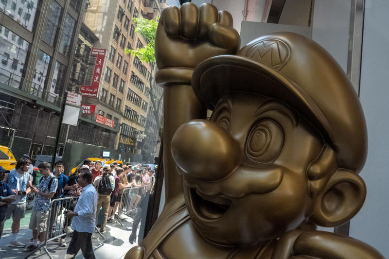 Long wait for the new Nintendo, A higher price than expected, Endless queues, Screen broken, Strange little holes, It happened to many clients, What happened?, Staplers in the stores, Double negligence, Small holes, huge pain, Joint complaints, Luckily, it has been solved