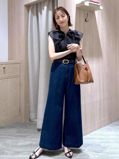 ベージュのスラックスで品よく軽やかに, フレアデニムでエレガントな雰囲気をキープ, カラーパンツとコーデを組んで清涼感アップ, ブラックコーデは柄パンツで差をつける, 羽織りで着こなしてコーデの引き締め役に