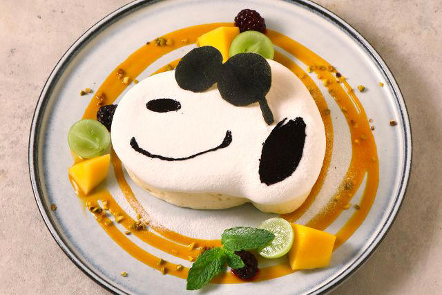 スヌーピーと仲間たちのスイーツがいっぱい！, 上段・下段に多彩なメニューが, 神戸店限定のパンケーキを追加オーダーで！, お部屋をモチーフにしたフロートも登場