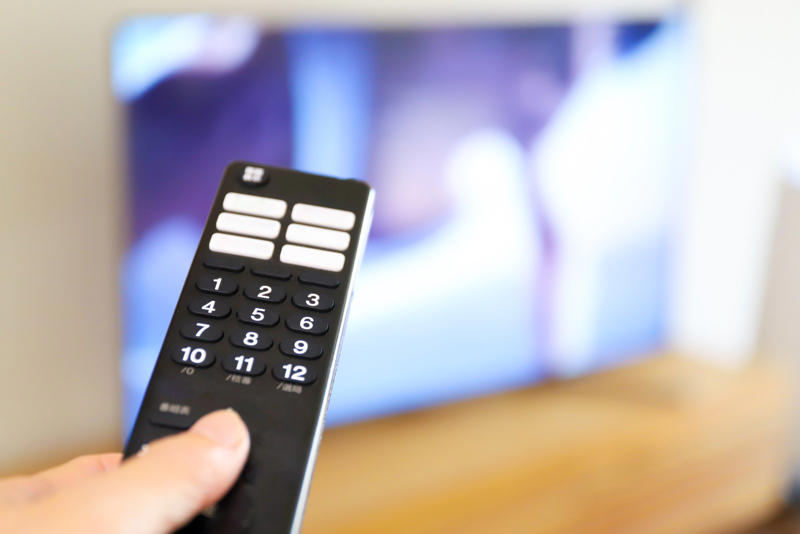 NGその1．なんとなくテレビをつけっぱなしにしている, NGその2．LED以外の電球を使い続けている, NGその3．照明を多灯使いしている, リビングの光熱費は“ちょっとの見直し”で変わる