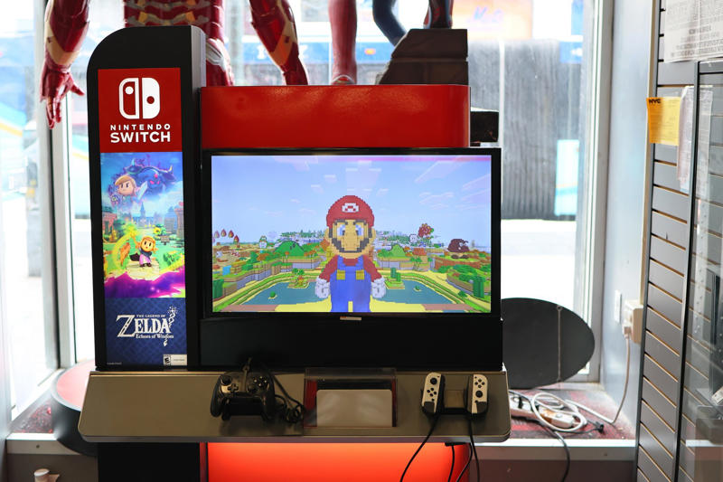 Long wait for the new Nintendo, A higher price than expected, Endless queues, Screen broken, Strange little holes, It happened to many clients, What happened?, Staplers in the stores, Double negligence, Small holes, huge pain, Joint complaints, Luckily, it has been solved