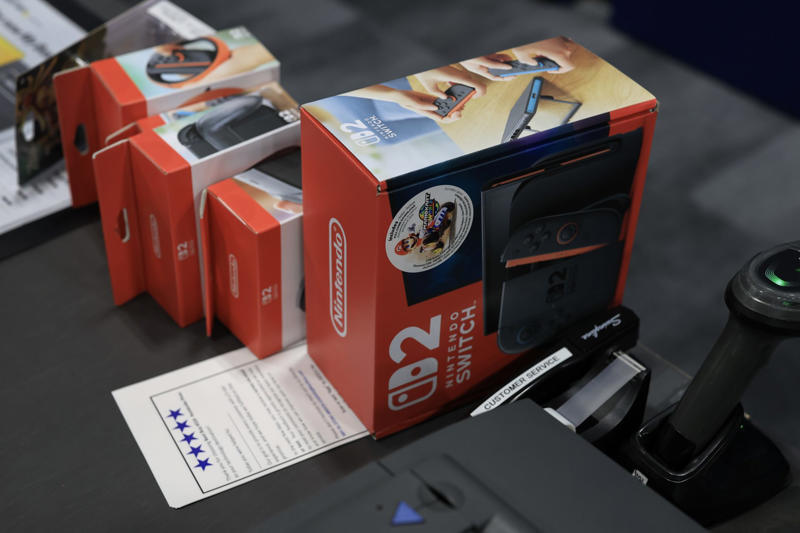 Long wait for the new Nintendo, A higher price than expected, Endless queues, Screen broken, Strange little holes, It happened to many clients, What happened?, Staplers in the stores, Double negligence, Small holes, huge pain, Joint complaints, Luckily, it has been solved