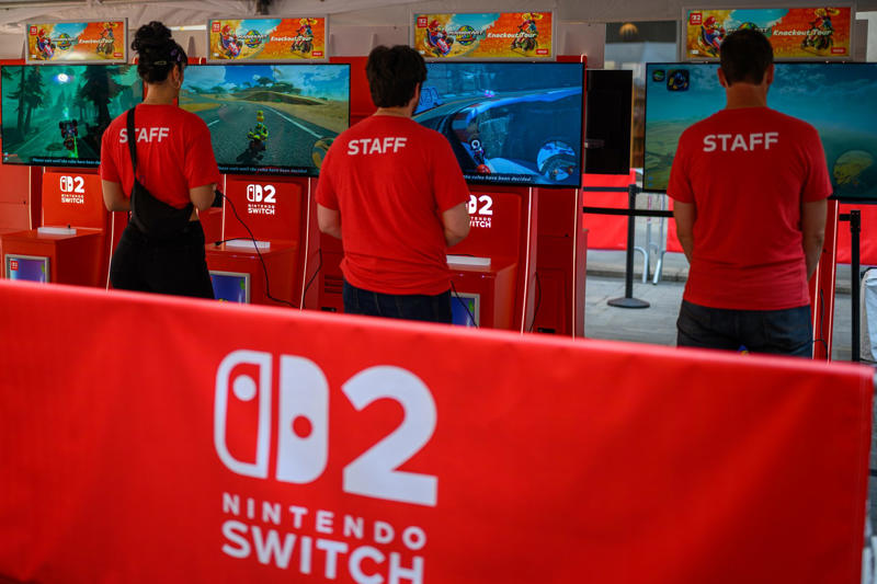 Long wait for the new Nintendo, A higher price than expected, Endless queues, Screen broken, Strange little holes, It happened to many clients, What happened?, Staplers in the stores, Double negligence, Small holes, huge pain, Joint complaints, Luckily, it has been solved
