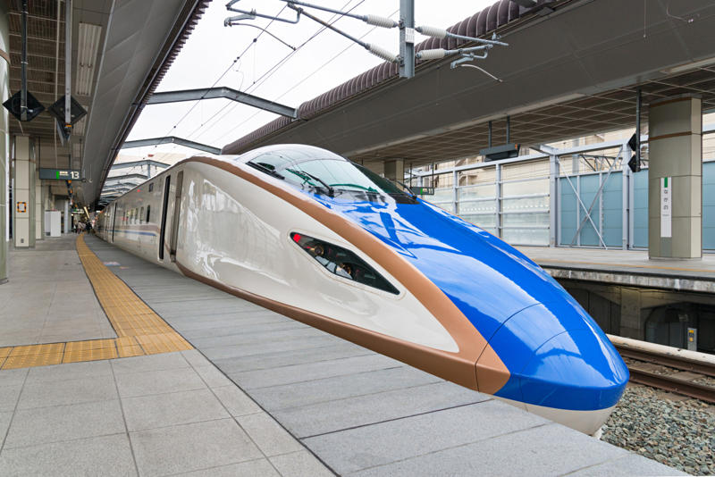 A quieter train A sonic boom problem, Pressure waves, Urban environments, Bird-watching meets engineering, Penguins, A quieter train, A revolutionary idea, Turning to the wild, Biomimetic design, Self-cleaning technology, Decentralized intelligence, The rise of the circular economy, Material flow, A final goal, Nature, the untapped mentor