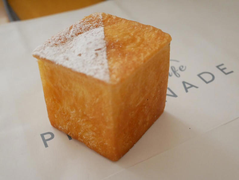 幸せの生クリームパン 税込390円, 鰹ロデヴ（ぶたたま）税込400円, クロワッサン 税込330円, カレーパン 税込380円, ミルクフランス 税込370円