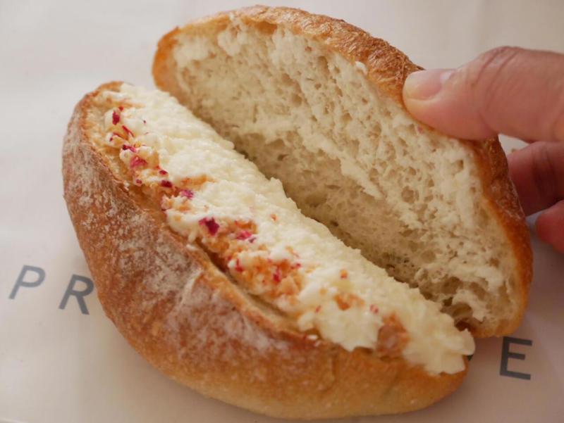 幸せの生クリームパン 税込390円, 鰹ロデヴ（ぶたたま）税込400円, クロワッサン 税込330円, カレーパン 税込380円, ミルクフランス 税込370円