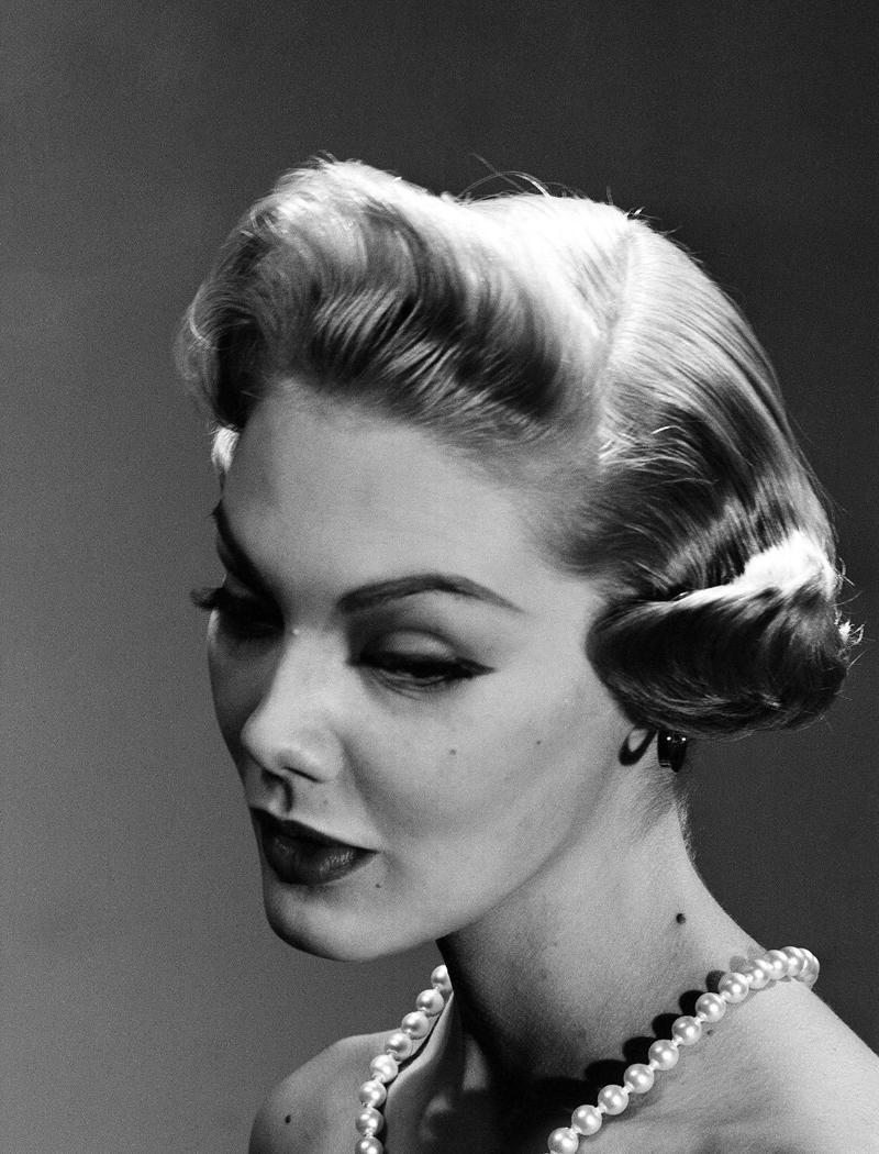 A new wave Beachside modesty, Two-piece style, Bridal couture, Seams in her stockings, "Circle" skirts, Early 1950s hair, Beauty queens, Poodle hair, A new wave, The bouffant, Invaluable saris, Tiny waist, a peplum and a fur collar, American royalty in a tiara, Airport glamour, Itty, bitty uniforms, Pedal pushers pushing limits, "Street" style, Dressing for errands, Formfitting dresses, Grace Kelly's equestrian glamour, Affordable fur "stole" hearts, Pretty as a princess, Elizabeth Taylor's lingerie chic, Sporty but feminine, A match made in glamour heaven, A regal tone