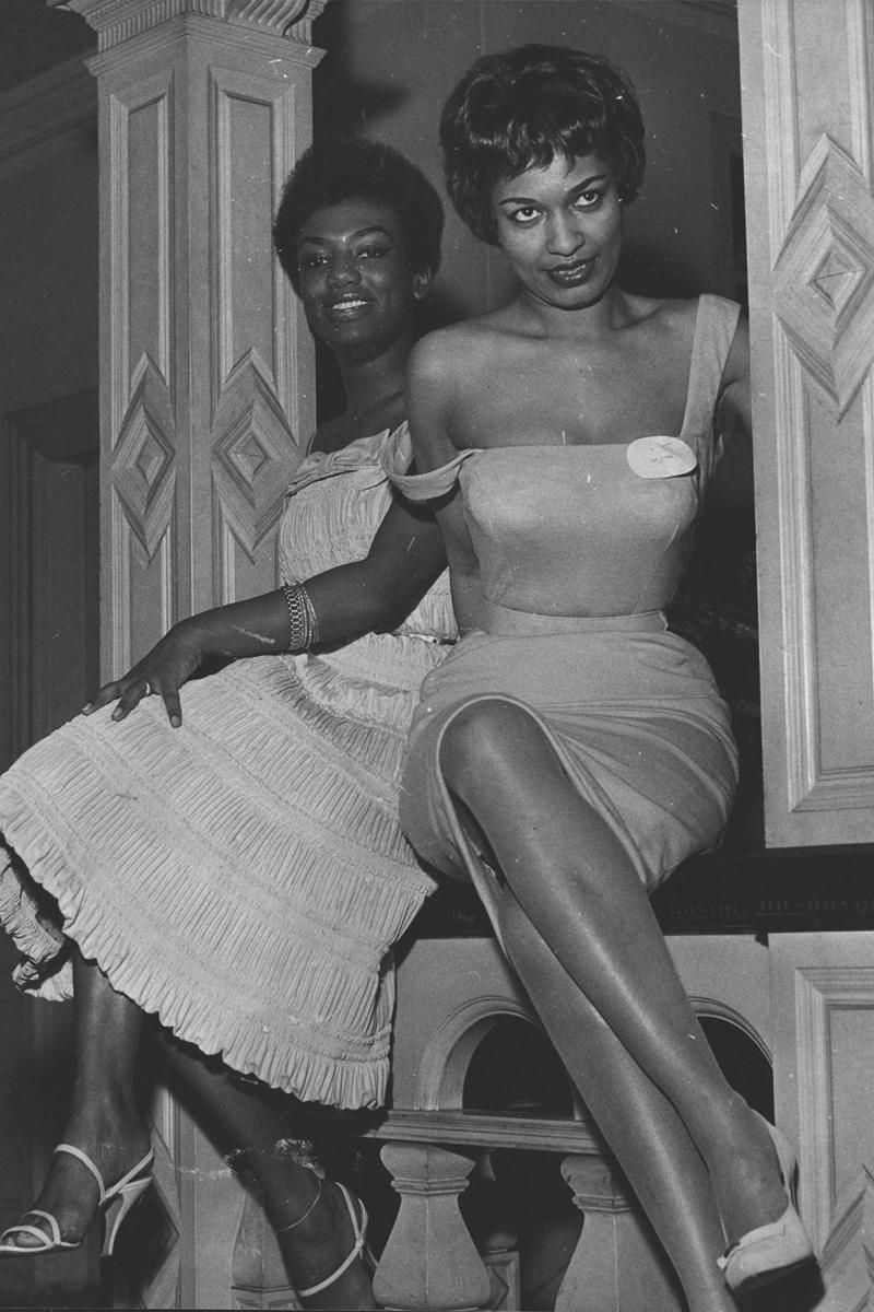 Formfitting dresses Beachside modesty, Two-piece style, Bridal couture, Seams in her stockings, "Circle" skirts, Early 1950s hair, Beauty queens, Poodle hair, A new wave, The bouffant, Invaluable saris, Tiny waist, a peplum and a fur collar, American royalty in a tiara, Airport glamour, Itty, bitty uniforms, Pedal pushers pushing limits, "Street" style, Dressing for errands, Formfitting dresses, Grace Kelly's equestrian glamour, Affordable fur "stole" hearts, Pretty as a princess, Elizabeth Taylor's lingerie chic, Sporty but feminine, A match made in glamour heaven, A regal tone