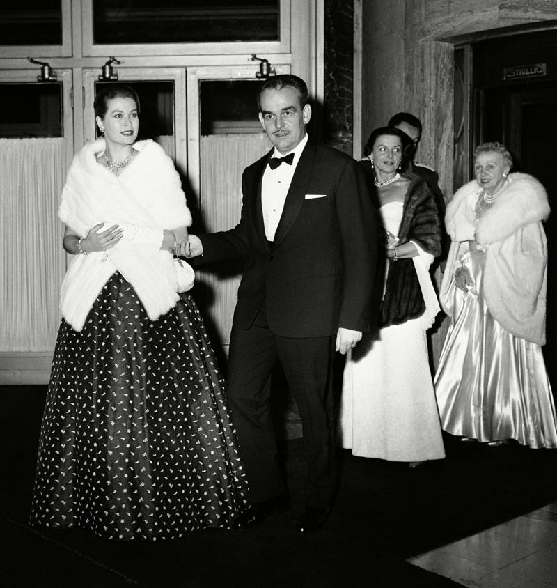 Affordable fur Beachside modesty, Two-piece style, Bridal couture, Seams in her stockings, "Circle" skirts, Early 1950s hair, Beauty queens, Poodle hair, A new wave, The bouffant, Invaluable saris, Tiny waist, a peplum and a fur collar, American royalty in a tiara, Airport glamour, Itty, bitty uniforms, Pedal pushers pushing limits, "Street" style, Dressing for errands, Formfitting dresses, Grace Kelly's equestrian glamour, Affordable fur "stole" hearts, Pretty as a princess, Elizabeth Taylor's lingerie chic, Sporty but feminine, A match made in glamour heaven, A regal tone
