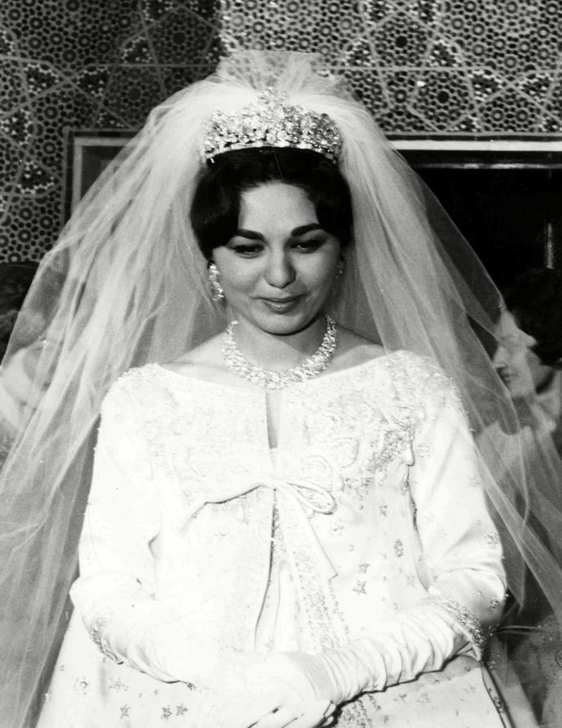 Bridal couture Beachside modesty, Two-piece style, Bridal couture, Seams in her stockings, "Circle" skirts, Early 1950s hair, Beauty queens, Poodle hair, A new wave, The bouffant, Invaluable saris, Tiny waist, a peplum and a fur collar, American royalty in a tiara, Airport glamour, Itty, bitty uniforms, Pedal pushers pushing limits, "Street" style, Dressing for errands, Formfitting dresses, Grace Kelly's equestrian glamour, Affordable fur "stole" hearts, Pretty as a princess, Elizabeth Taylor's lingerie chic, Sporty but feminine, A match made in glamour heaven, A regal tone