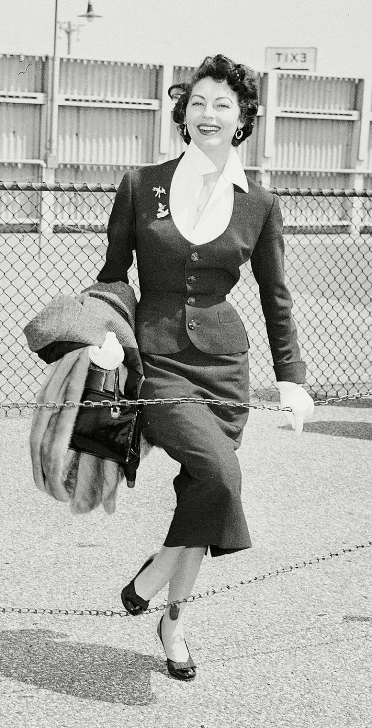 Airport glamour Beachside modesty, Two-piece style, Bridal couture, Seams in her stockings, "Circle" skirts, Early 1950s hair, Beauty queens, Poodle hair, A new wave, The bouffant, Invaluable saris, Tiny waist, a peplum and a fur collar, American royalty in a tiara, Airport glamour, Itty, bitty uniforms, Pedal pushers pushing limits, "Street" style, Dressing for errands, Formfitting dresses, Grace Kelly's equestrian glamour, Affordable fur "stole" hearts, Pretty as a princess, Elizabeth Taylor's lingerie chic, Sporty but feminine, A match made in glamour heaven, A regal tone