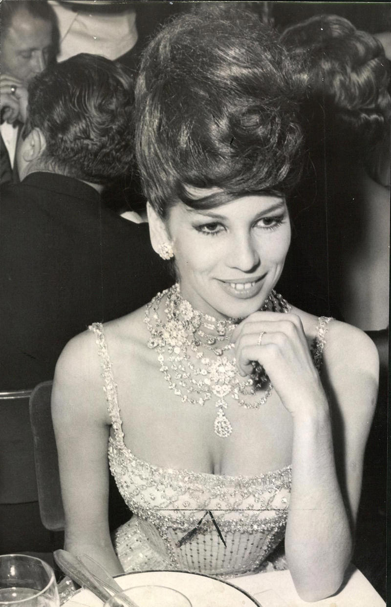 The bouffant Beachside modesty, Two-piece style, Bridal couture, Seams in her stockings, "Circle" skirts, Early 1950s hair, Beauty queens, Poodle hair, A new wave, The bouffant, Invaluable saris, Tiny waist, a peplum and a fur collar, American royalty in a tiara, Airport glamour, Itty, bitty uniforms, Pedal pushers pushing limits, "Street" style, Dressing for errands, Formfitting dresses, Grace Kelly's equestrian glamour, Affordable fur "stole" hearts, Pretty as a princess, Elizabeth Taylor's lingerie chic, Sporty but feminine, A match made in glamour heaven, A regal tone