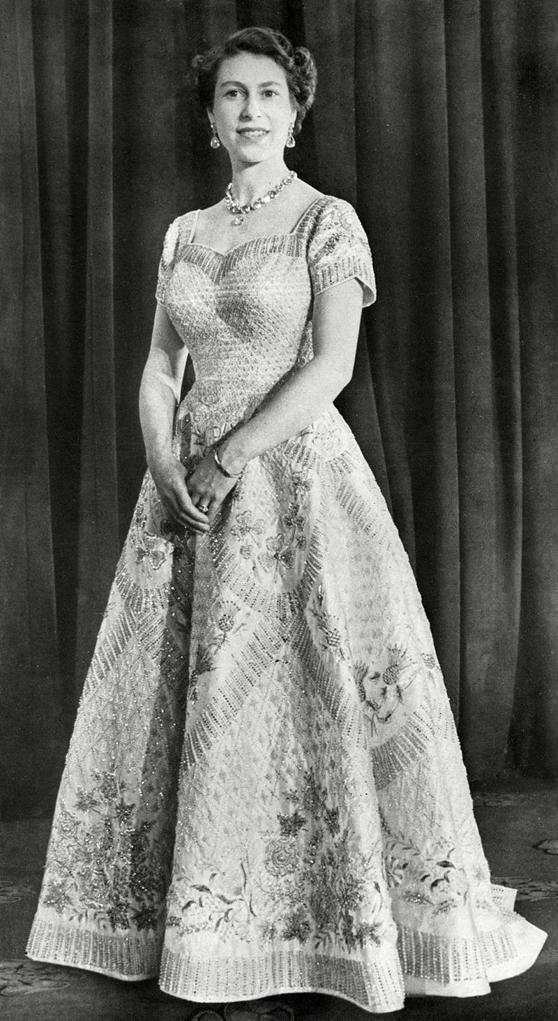 A regal tone Beachside modesty, Two-piece style, Bridal couture, Seams in her stockings, "Circle" skirts, Early 1950s hair, Beauty queens, Poodle hair, A new wave, The bouffant, Invaluable saris, Tiny waist, a peplum and a fur collar, American royalty in a tiara, Airport glamour, Itty, bitty uniforms, Pedal pushers pushing limits, "Street" style, Dressing for errands, Formfitting dresses, Grace Kelly's equestrian glamour, Affordable fur "stole" hearts, Pretty as a princess, Elizabeth Taylor's lingerie chic, Sporty but feminine, A match made in glamour heaven, A regal tone