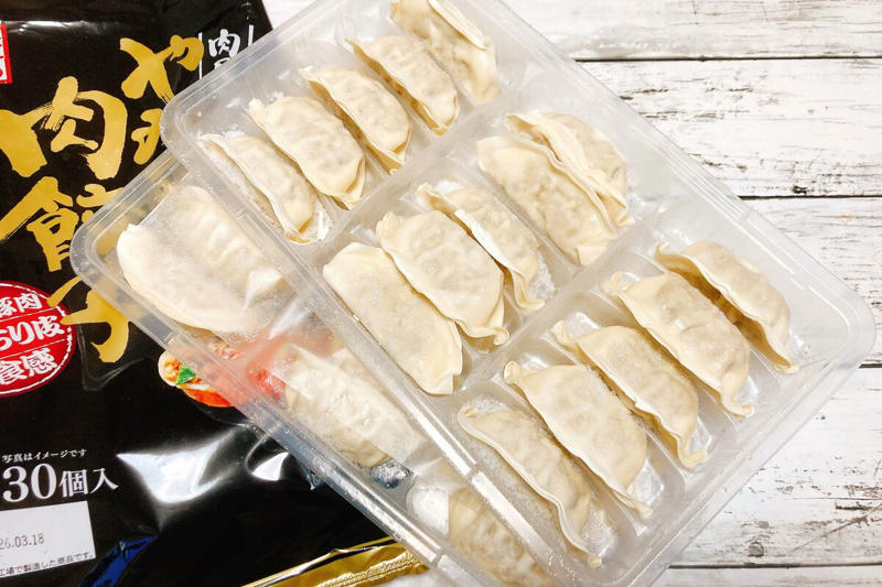 1：冷凍庫に常備したい「やみつき肉餃子」, 2：まさかのホール「ドンレミー 8層ミルクレープ」, 3：見よこの厚み「厚切りとんかつ」, 4：味も食感もちょうどいい「おかき棒」, 5：素朴なおいしさの「湘南バニラビスケット」