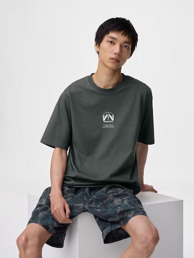 シアーシャツ(5分袖)Q 1,990円, デニムタックトラウザー(丈標準70.0~74.0cm) 2,990円, グラフィックT(切り替え) DEATH STRANDING 2: ON THE BEACH 1,990円, スウェットジョガーパンツ 1,290円, ラウンジセット(半袖&ショートパンツ) DEATH STRANDING 2: ON THE BEACH 2,990円, コットンカラーラウンジセット(半袖&ショートパンツ) 990円, コットンカラーラウンジセット(半袖)(イチゴ) 1,290円