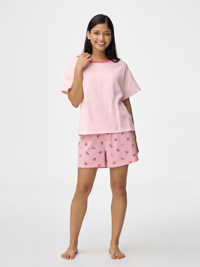 シアーシャツ(5分袖)Q 1,990円, デニムタックトラウザー(丈標準70.0~74.0cm) 2,990円, グラフィックT(切り替え) DEATH STRANDING 2: ON THE BEACH 1,990円, スウェットジョガーパンツ 1,290円, ラウンジセット(半袖&ショートパンツ) DEATH STRANDING 2: ON THE BEACH 2,990円, コットンカラーラウンジセット(半袖&ショートパンツ) 990円, コットンカラーラウンジセット(半袖)(イチゴ) 1,290円