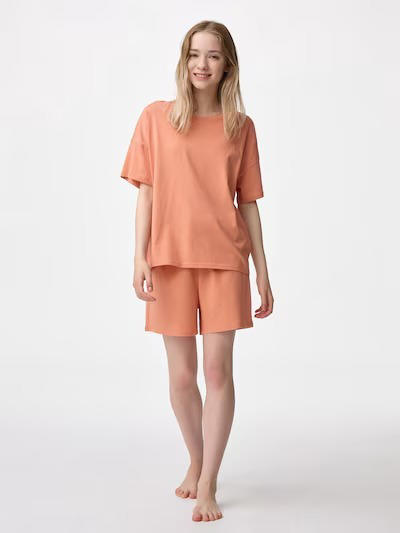 シアーシャツ(5分袖)Q 1,990円, デニムタックトラウザー(丈標準70.0~74.0cm) 2,990円, グラフィックT(切り替え) DEATH STRANDING 2: ON THE BEACH 1,990円, スウェットジョガーパンツ 1,290円, ラウンジセット(半袖&ショートパンツ) DEATH STRANDING 2: ON THE BEACH 2,990円, コットンカラーラウンジセット(半袖&ショートパンツ) 990円, コットンカラーラウンジセット(半袖)(イチゴ) 1,290円