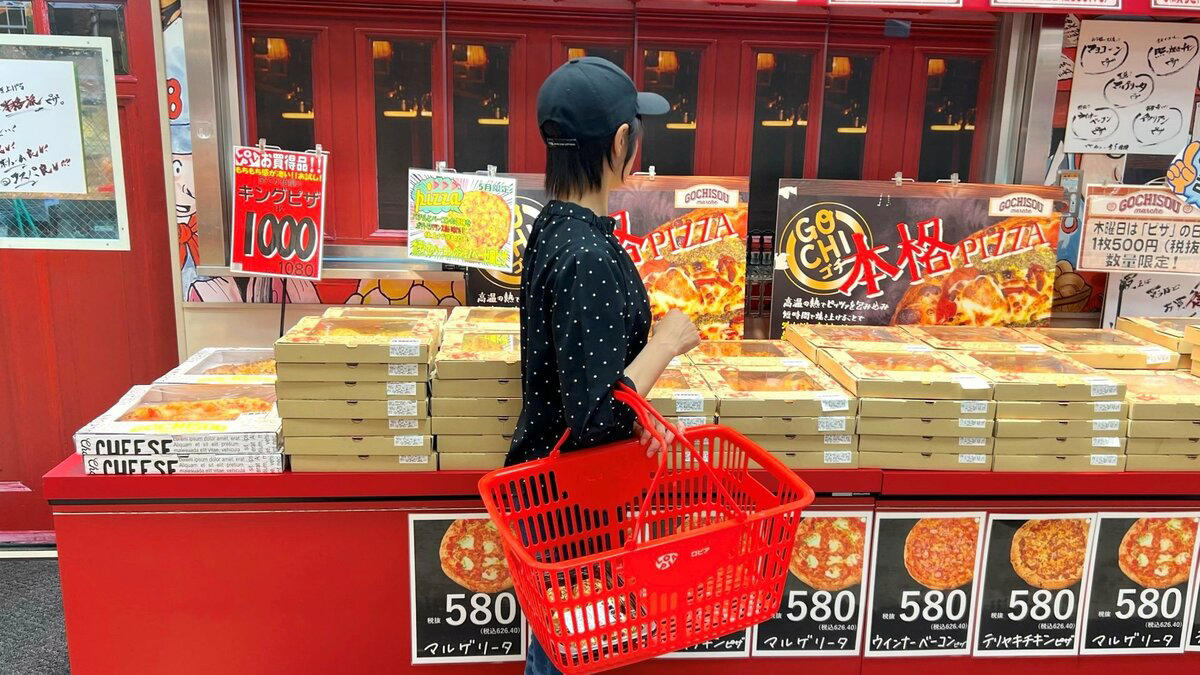 1：具材ぎっしり！贅沢な「海鮮巻き寿司」, 2：クセになるおいしさの「ポークNIKU焼売」, 3：満足感がすごい「つくねのこんがりチーズ焼き」, 4：甘辛さが美味な「プルコギキンパ＆ヤンニョムチキン」, 5：専門店並みのクオリティ！「テリヤキチキンピザ」, ほかにもおいしそうな商品がズラリ