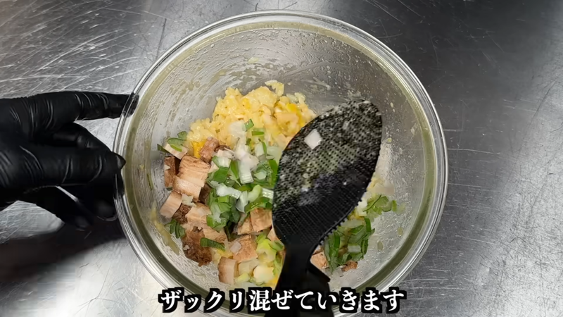 教えてくれたのは……岩野上 幸生（いわのうえ こうせい）さん, チャーハンの作り方, ⒈ねぎとチャーシューを切る, ⒉ごはんの処理をする, ⒊具材を混ぜて仕上げる, 詳しくはこちらの動画で！
