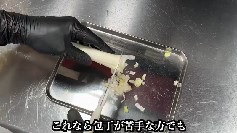 教えてくれたのは……岩野上 幸生（いわのうえ こうせい）さん, チャーハンの作り方, ⒈ねぎとチャーシューを切る, ⒉ごはんの処理をする, ⒊具材を混ぜて仕上げる, 詳しくはこちらの動画で！