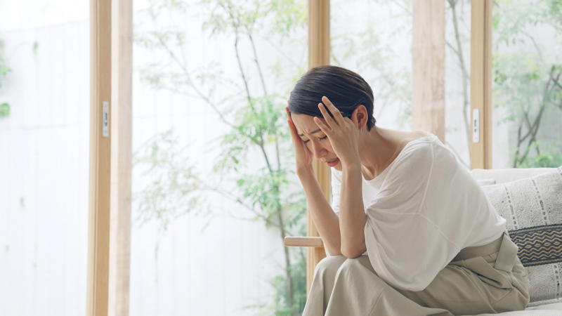 教えてくれたのは……マインドトレーナー 田中よしこさん, 幸福度が低い人がやめたらラクになる「3つの習慣」, 1．周囲に気を遣いすぎるのをやめる, 2．ため息やネガティブな言葉をやめる, 3．過去の後悔や未来の不安に浸るのをやめる, 自分らしいペースで進んでいくことが大切
