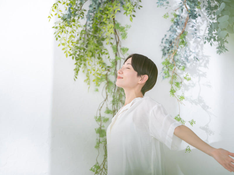 教えてくれたのは……マインドトレーナー 田中よしこさん, 幸福度が低い人がやめたらラクになる「3つの習慣」, 1．周囲に気を遣いすぎるのをやめる, 2．ため息やネガティブな言葉をやめる, 3．過去の後悔や未来の不安に浸るのをやめる, 自分らしいペースで進んでいくことが大切