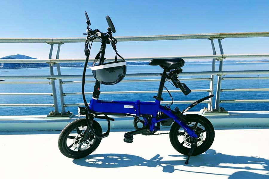 電動化が揺さぶる自転車安全網, 免許不要が生む需要拡大, ロゴ使用で浮上した規制空白, 3車種限定の市場投入, 長距離通勤変革と課題の現実, 安全負担増と整備コスト問題, 電動化進展と制度変革の狭間, 日本の規制と法整備の壁, オンカジ規制と法整備の現状分析