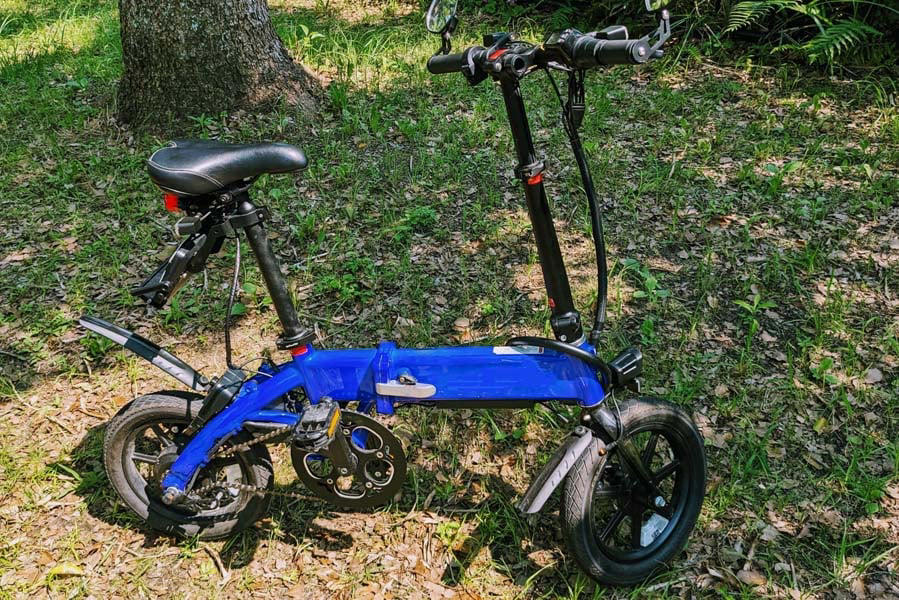 電動化が揺さぶる自転車安全網, 免許不要が生む需要拡大, ロゴ使用で浮上した規制空白, 3車種限定の市場投入, 長距離通勤変革と課題の現実, 安全負担増と整備コスト問題, 電動化進展と制度変革の狭間, 日本の規制と法整備の壁, オンカジ規制と法整備の現状分析