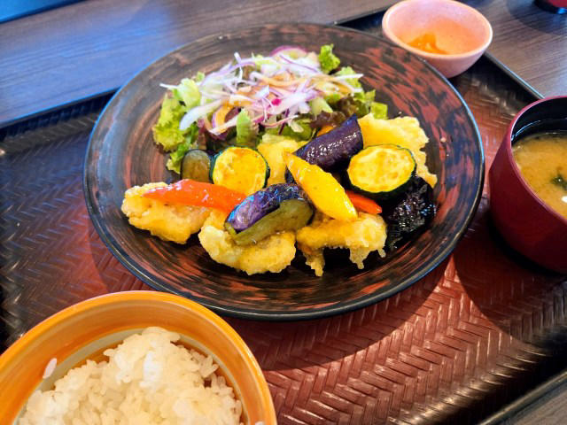 ・大戸屋「エスニックグルメフェア」 , ・「スイートチリの大戸屋アジアン唐揚げ（1280円）」, ・「鱧と夏野菜のエスニック甘酢ソース（1480円）」, ・「塩麴仕立てのタンドリーチキン（1340円）」, ・スパイス香る、夏にピッタリメニュー
