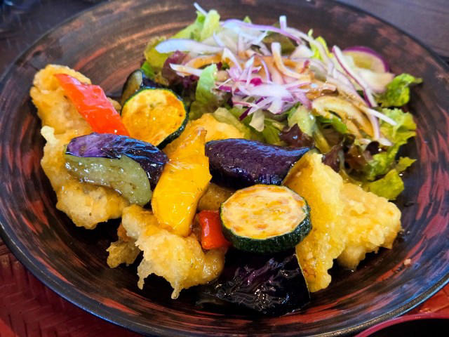・大戸屋「エスニックグルメフェア」 , ・「スイートチリの大戸屋アジアン唐揚げ（1280円）」, ・「鱧と夏野菜のエスニック甘酢ソース（1480円）」, ・「塩麴仕立てのタンドリーチキン（1340円）」, ・スパイス香る、夏にピッタリメニュー