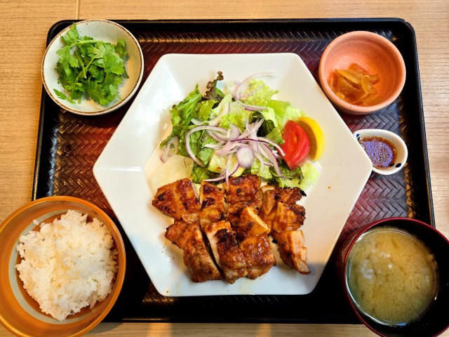・大戸屋「エスニックグルメフェア」 , ・「スイートチリの大戸屋アジアン唐揚げ（1280円）」, ・「鱧と夏野菜のエスニック甘酢ソース（1480円）」, ・「塩麴仕立てのタンドリーチキン（1340円）」, ・スパイス香る、夏にピッタリメニュー