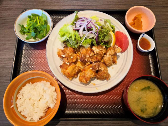 ・大戸屋「エスニックグルメフェア」 , ・「スイートチリの大戸屋アジアン唐揚げ（1280円）」, ・「鱧と夏野菜のエスニック甘酢ソース（1480円）」, ・「塩麴仕立てのタンドリーチキン（1340円）」, ・スパイス香る、夏にピッタリメニュー