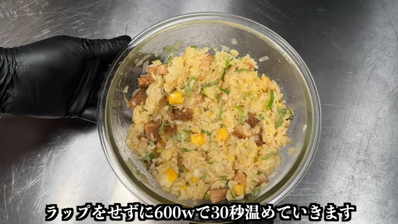 教えてくれたのは……岩野上 幸生（いわのうえ こうせい）さん, チャーハンの作り方, ⒈ねぎとチャーシューを切る, ⒉ごはんの処理をする, ⒊具材を混ぜて仕上げる, 詳しくはこちらの動画で！
