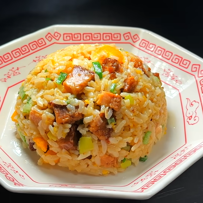 教えてくれたのは……岩野上 幸生（いわのうえ こうせい）さん, チャーハンの作り方, ⒈ねぎとチャーシューを切る, ⒉ごはんの処理をする, ⒊具材を混ぜて仕上げる, 詳しくはこちらの動画で！