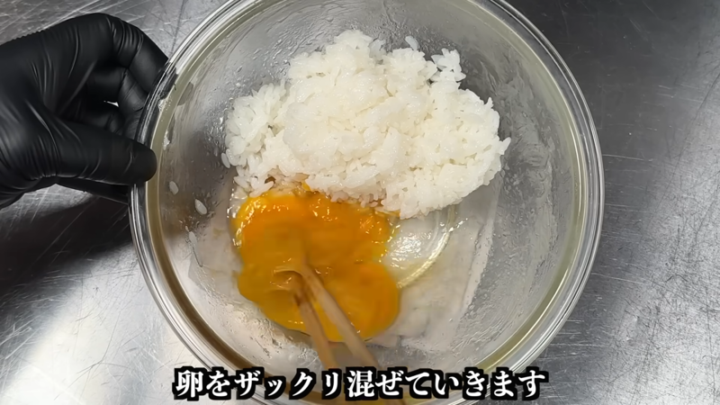 教えてくれたのは……岩野上 幸生（いわのうえ こうせい）さん, チャーハンの作り方, ⒈ねぎとチャーシューを切る, ⒉ごはんの処理をする, ⒊具材を混ぜて仕上げる, 詳しくはこちらの動画で！