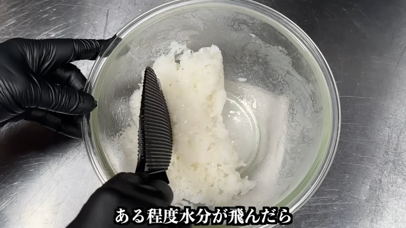 教えてくれたのは……岩野上 幸生（いわのうえ こうせい）さん, チャーハンの作り方, ⒈ねぎとチャーシューを切る, ⒉ごはんの処理をする, ⒊具材を混ぜて仕上げる, 詳しくはこちらの動画で！