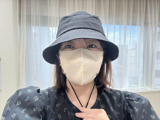 ・無印良品「小さくまとまるバケットハット」2990円, ・帽子と思えないほど軽い, ・超小さくたためる, ・サイズも調整できる, ・あご紐がマジで便利, ・無印の店舗だと色展開やデザインも豊富