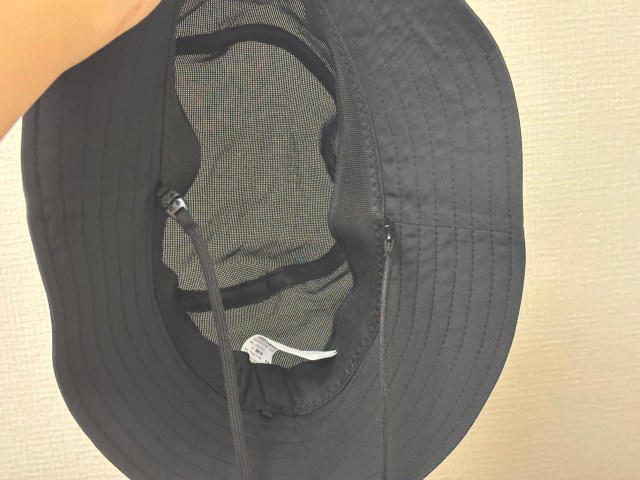 ・無印良品「小さくまとまるバケットハット」2990円, ・帽子と思えないほど軽い, ・超小さくたためる, ・サイズも調整できる, ・あご紐がマジで便利, ・無印の店舗だと色展開やデザインも豊富
