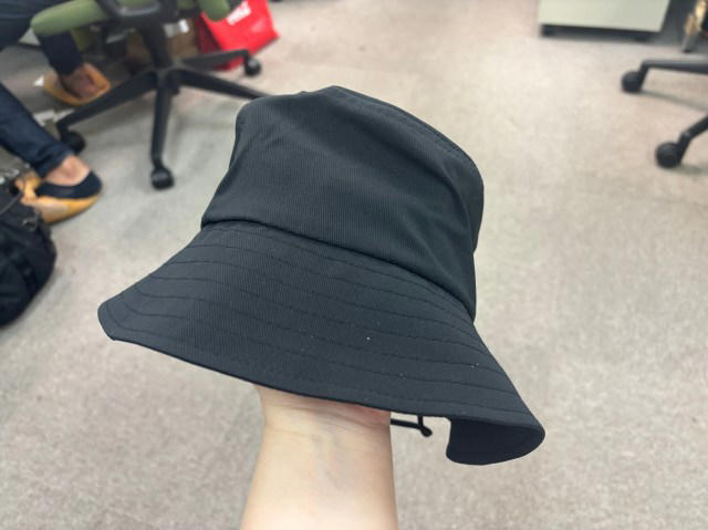 ・無印良品「小さくまとまるバケットハット」2990円, ・帽子と思えないほど軽い, ・超小さくたためる, ・サイズも調整できる, ・あご紐がマジで便利, ・無印の店舗だと色展開やデザインも豊富
